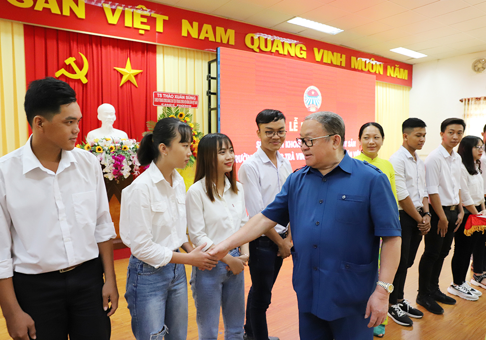 Dr. Thao Xuan Sung congratulates the Farmer’s Union model at TVU
